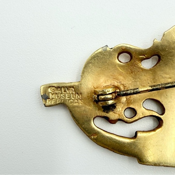 Alva Museum Reproduction Geisha Kabuki Dance Matte Gold Tone Brooch - Picture 3 of 4